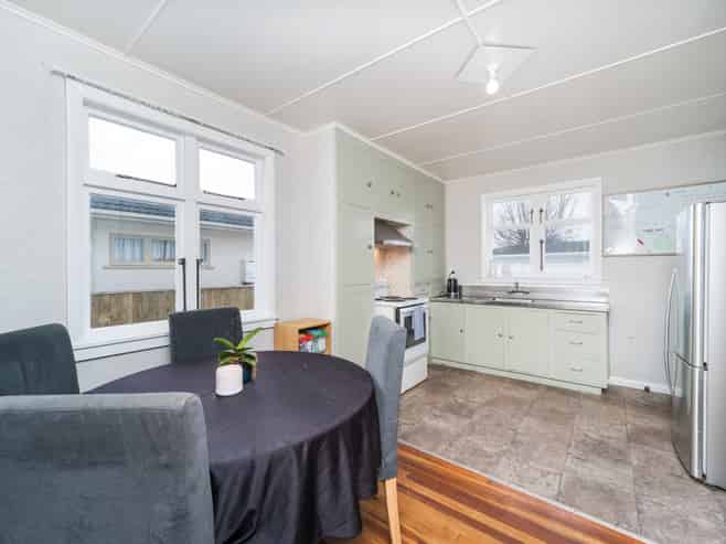 64 Keeling Street, West End