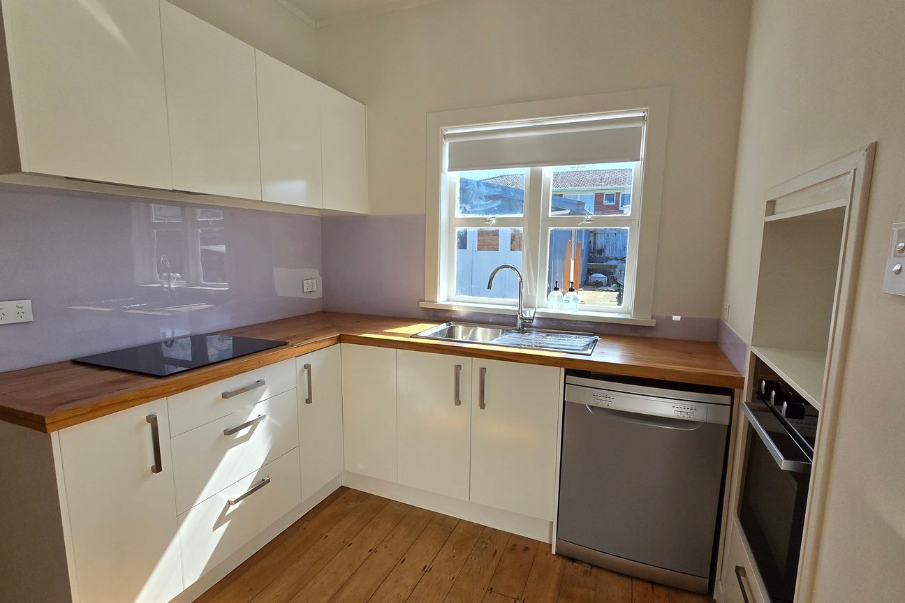 2 Bedroom unit-located short walk to shops, buses and trains. WATER INCLUDED - Aanzicht 4