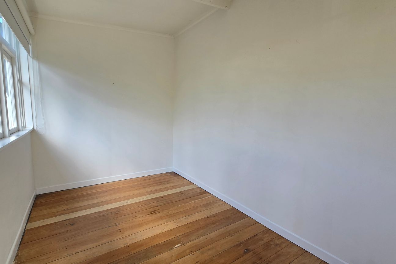 2 Bedroom unit-located short walk to shops, buses and trains. WATER INCLUDED - Aanzicht 5