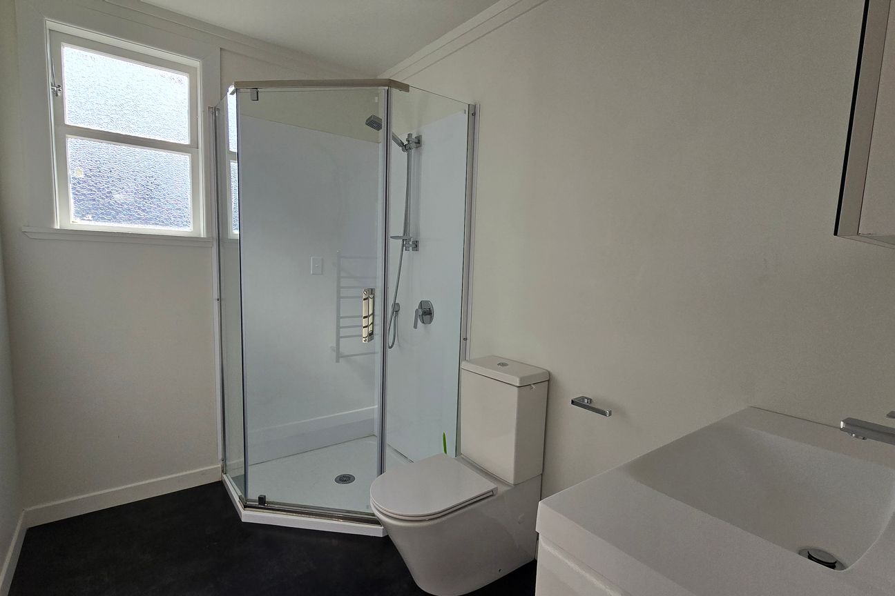 2 Bedroom unit-located short walk to shops, buses and trains. WATER INCLUDED - Meer