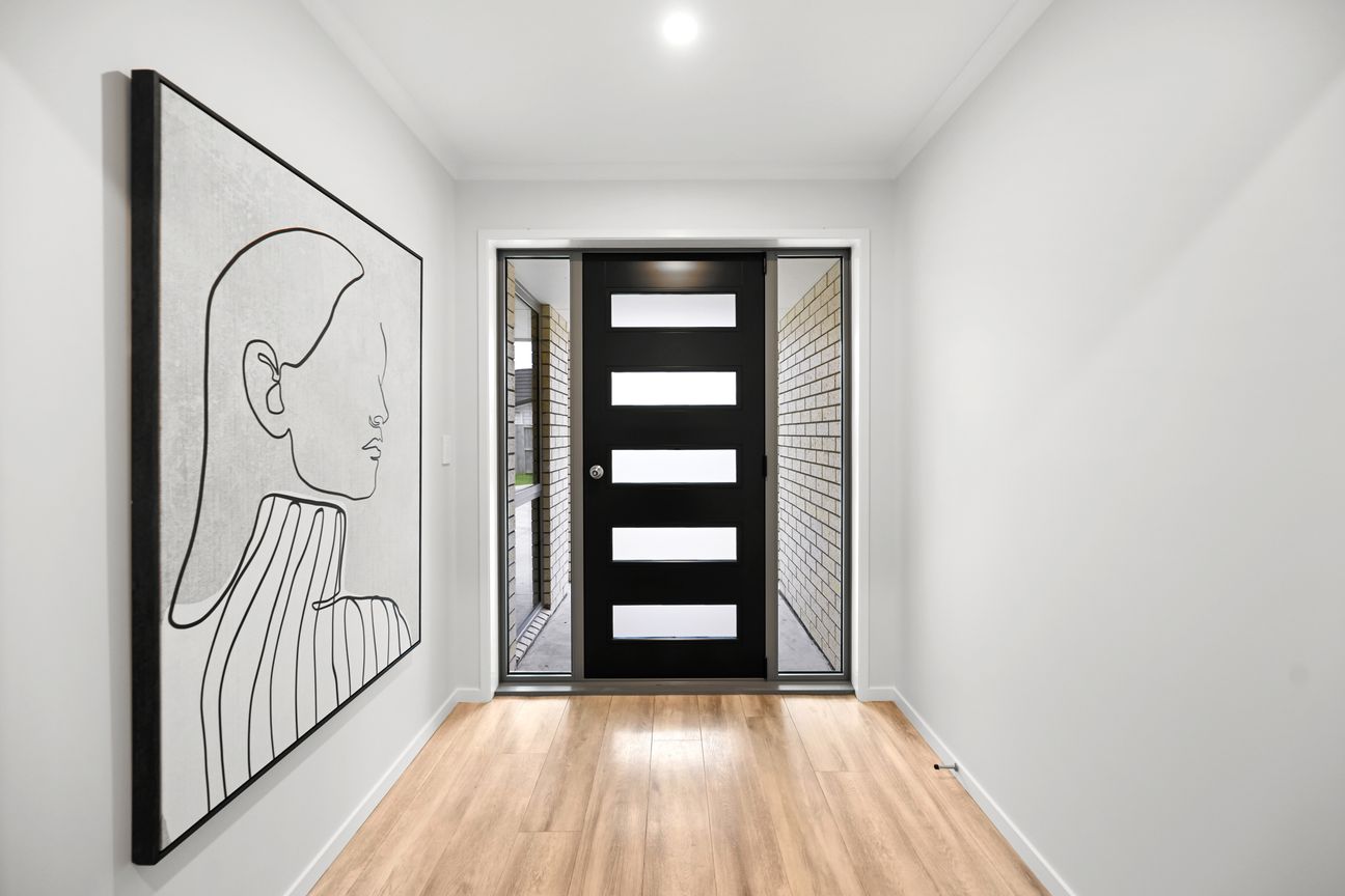 Meticulously Presented 2020 Brick Residence - Bild 3