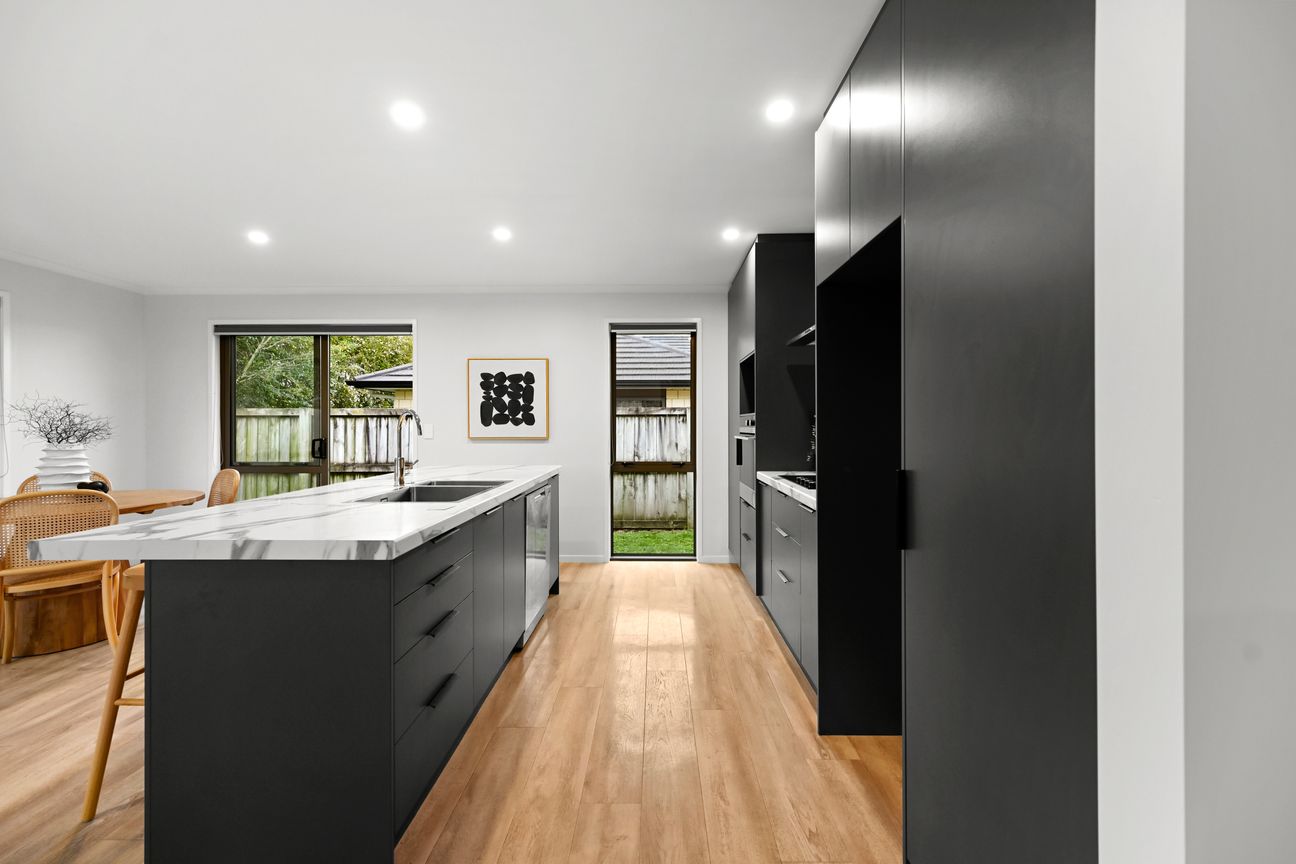 Meticulously Presented 2020 Brick Residence - Bild 6