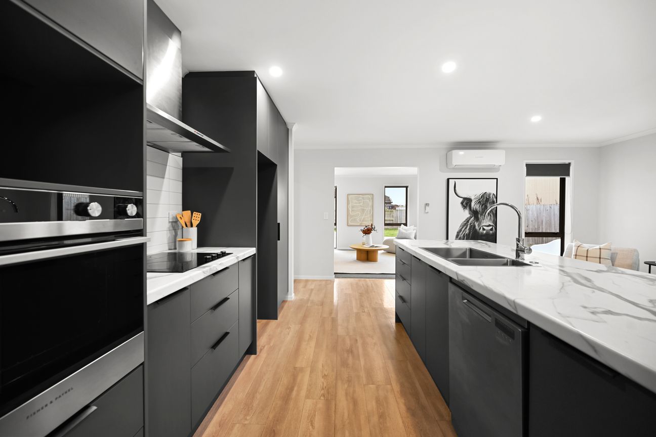 Meticulously Presented 2020 Brick Residence - Bild 4