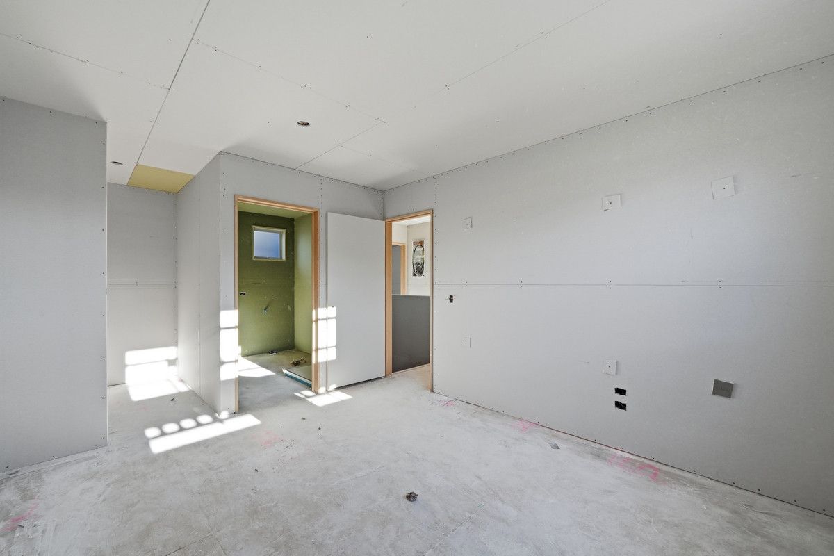 Sun, Space & Garaging. September Completion! - Więcej