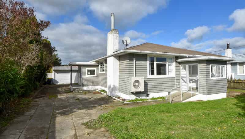 226 High Street North , Carterton