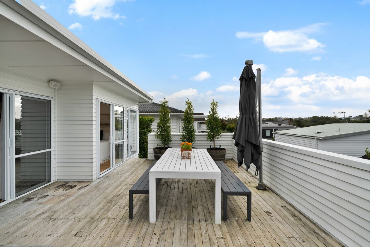 Sun-soaked family living on a freehold title - Vista 2
