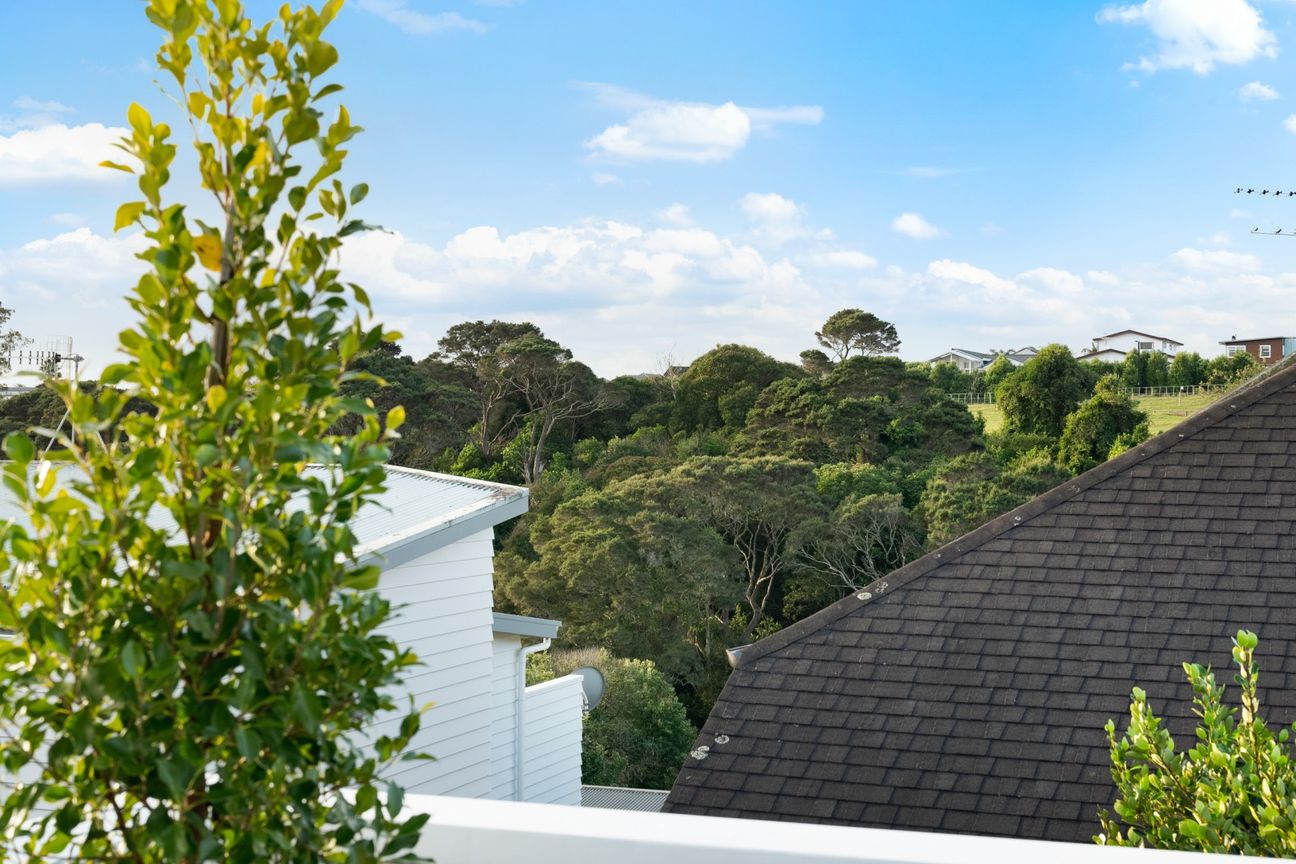 Sun-soaked family living on a freehold title - Vista 4