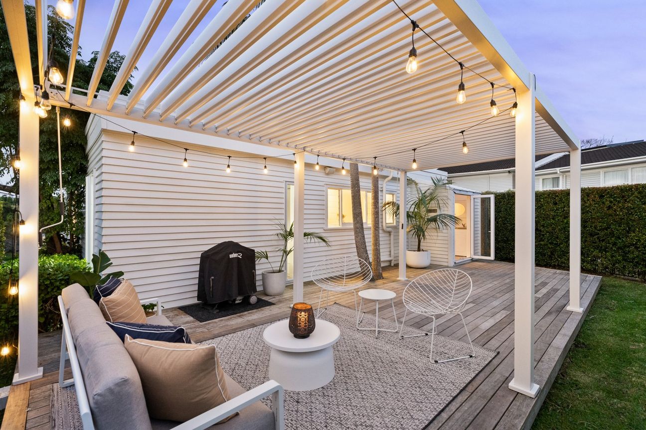 Sun-soaked family living on a freehold title - Vista 5
