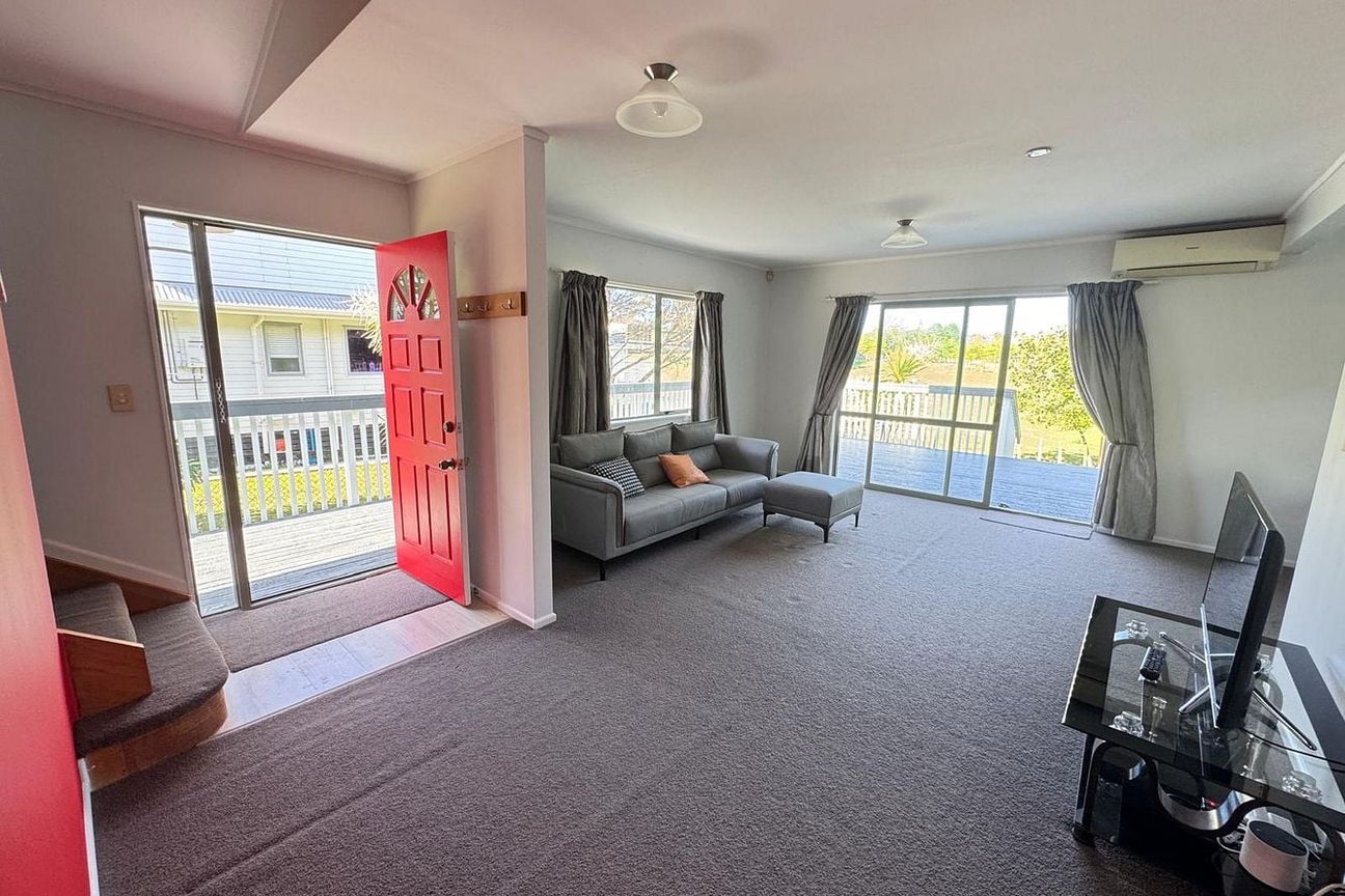 Large Family Home with luxury Living - Altro