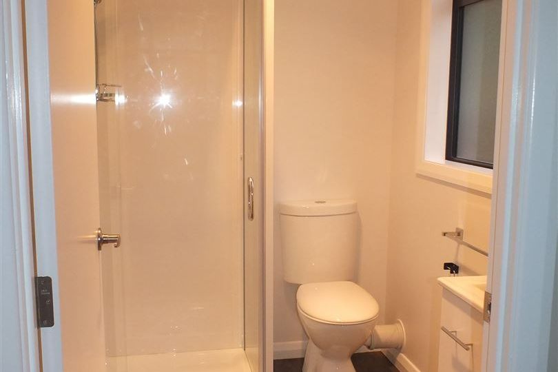 Spacious Home with Office & Double Garage - Aanzicht 5
