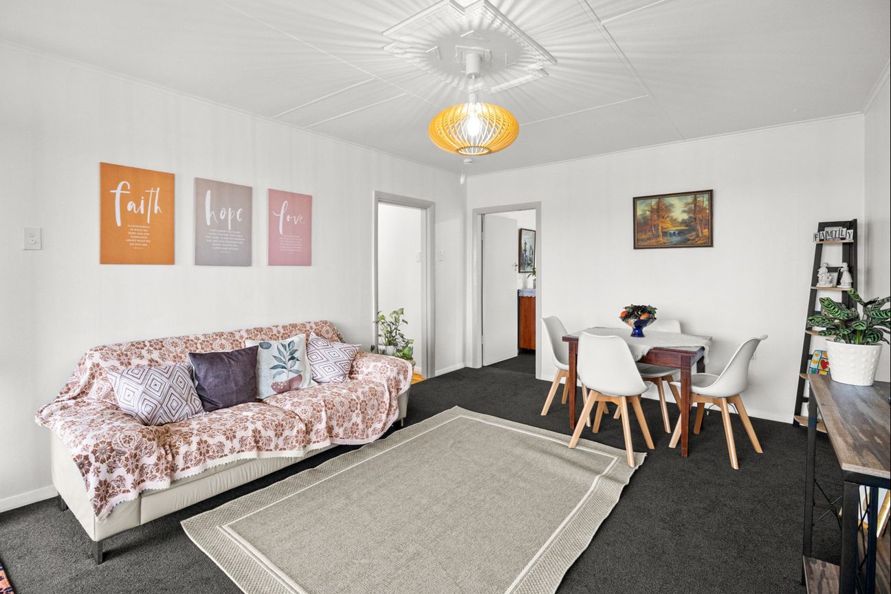 Stylishly renovated home with a huge double garage - Widok 6