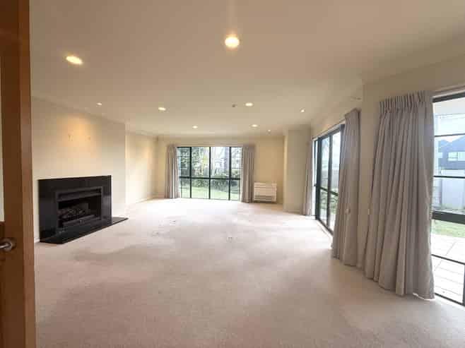 2 Beach Road, Mellons Bay