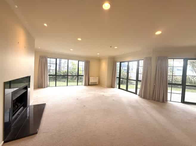 2 Beach Road, Mellons Bay