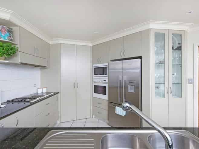 2 Beach Road, Mellons Bay