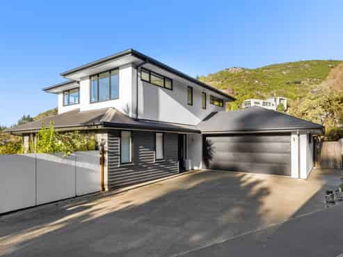 10 Lucas Lane, Hillsborough