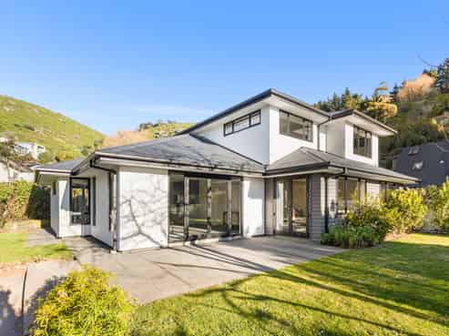 10 Lucas Lane, Hillsborough