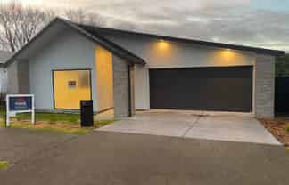 92 Metoriti Cres, Karaka
