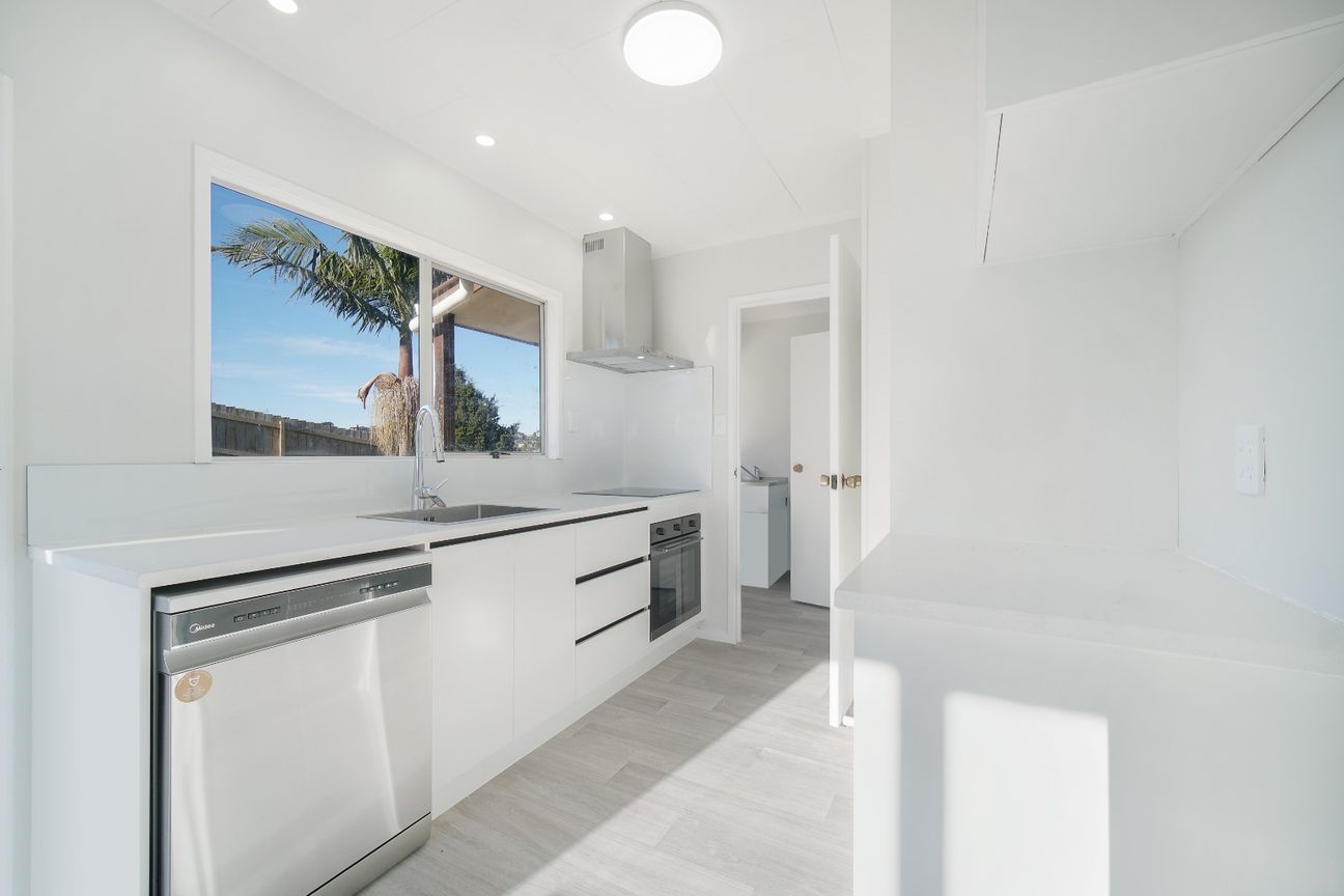 Freshly Refurbished Family Home with Expansive Deck - Widok 5