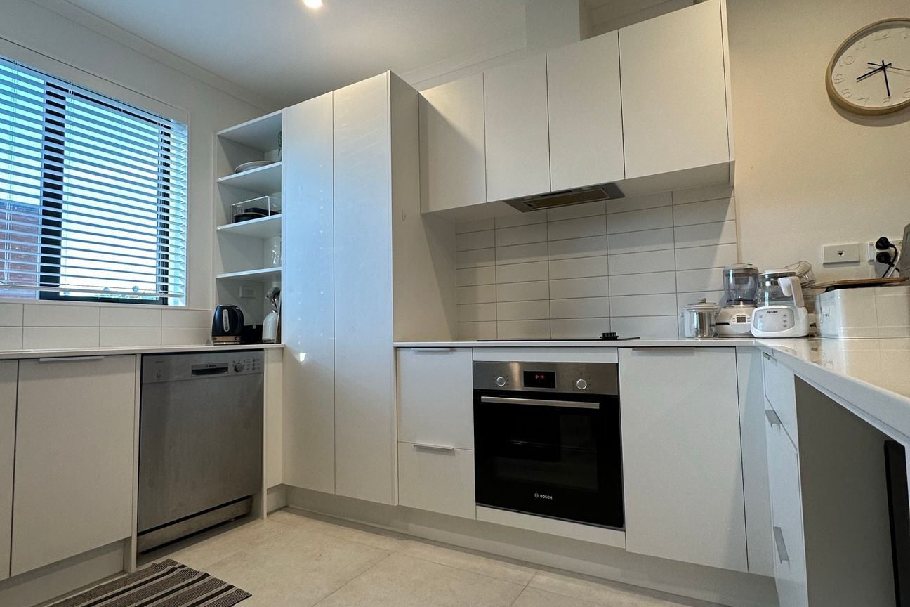 Modern Family Living Just Minutes from Auckland's Eastern Beaches - Aanzicht 3