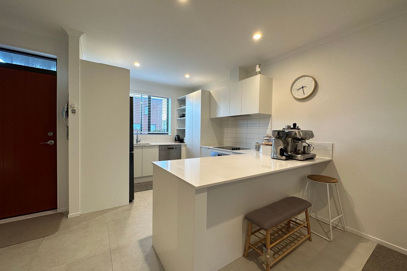 Modern Family Living Just Minutes from Auckland's Eastern Beaches - Aanzicht 2