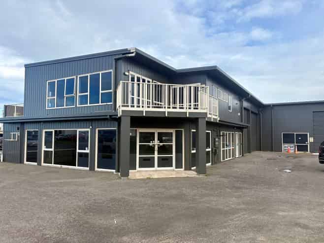 Showroom plus warehouse