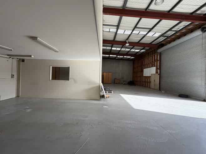 Showroom plus warehouse
