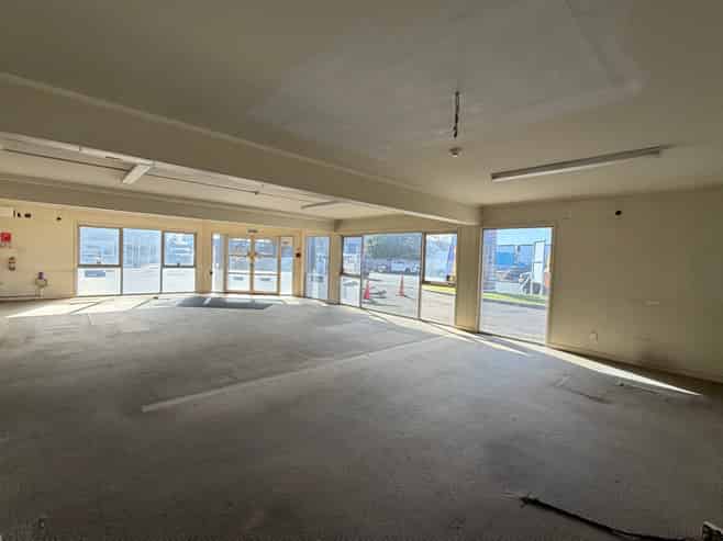 Showroom plus warehouse