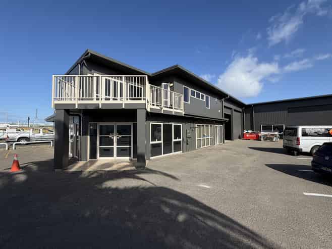 Showroom plus warehouse