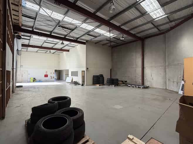 Showroom plus warehouse