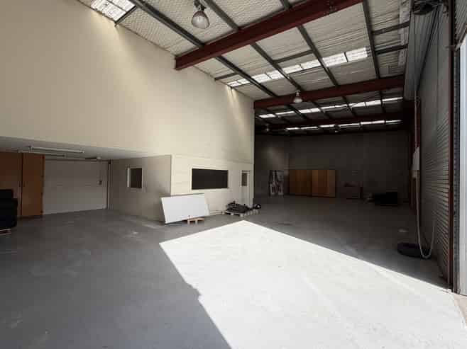 Showroom plus warehouse