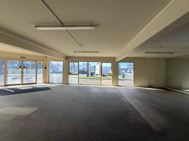 Showroom plus warehouse