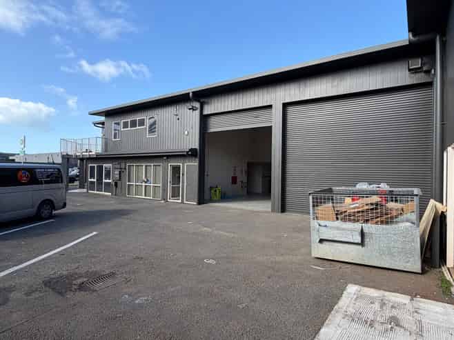 Showroom plus warehouse
