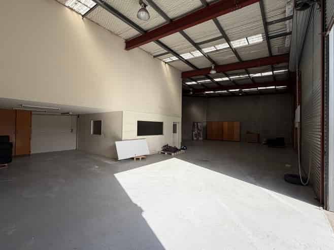 Showroom plus warehouse