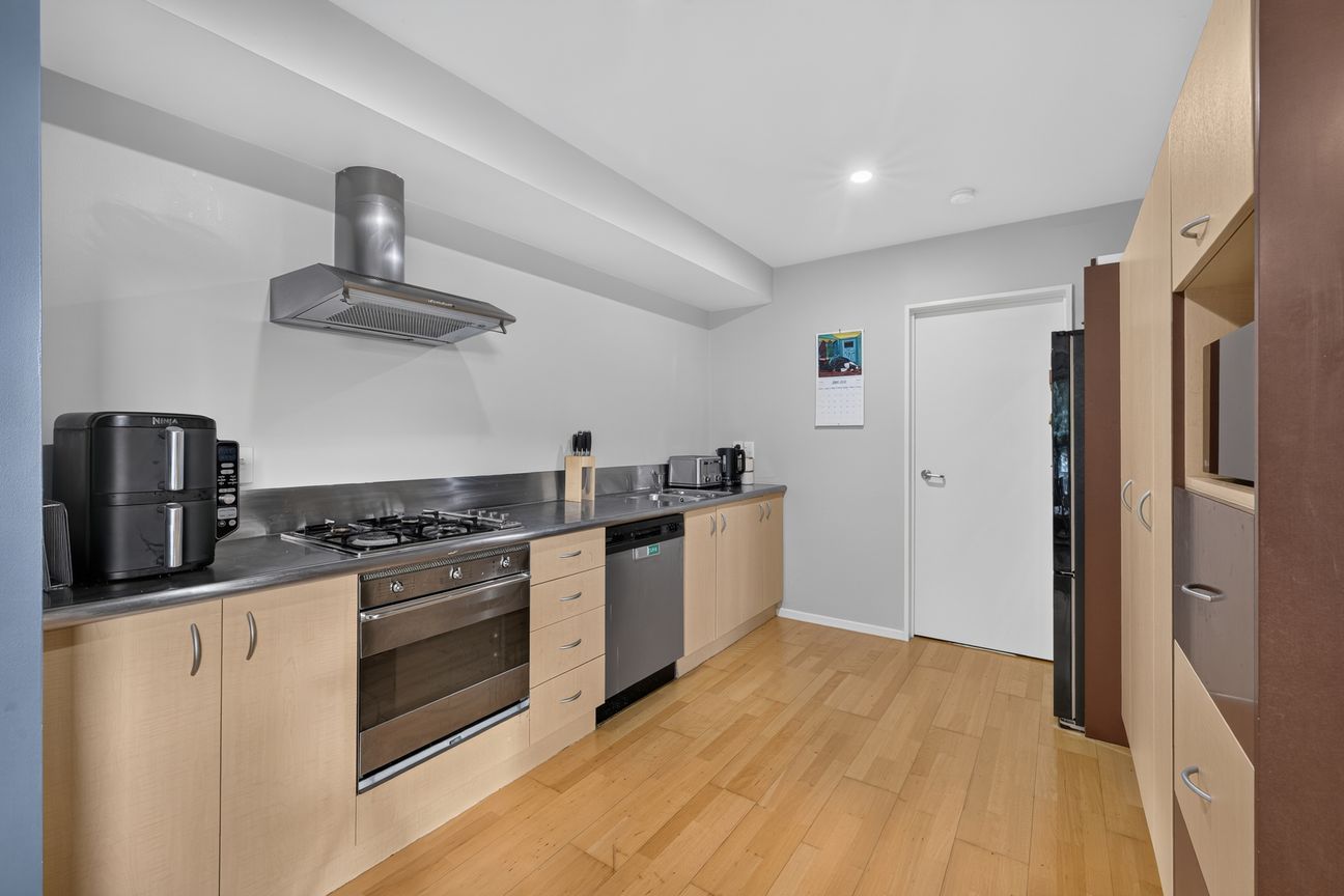 Lock up and leave, int.double garage, investment - Vista 3