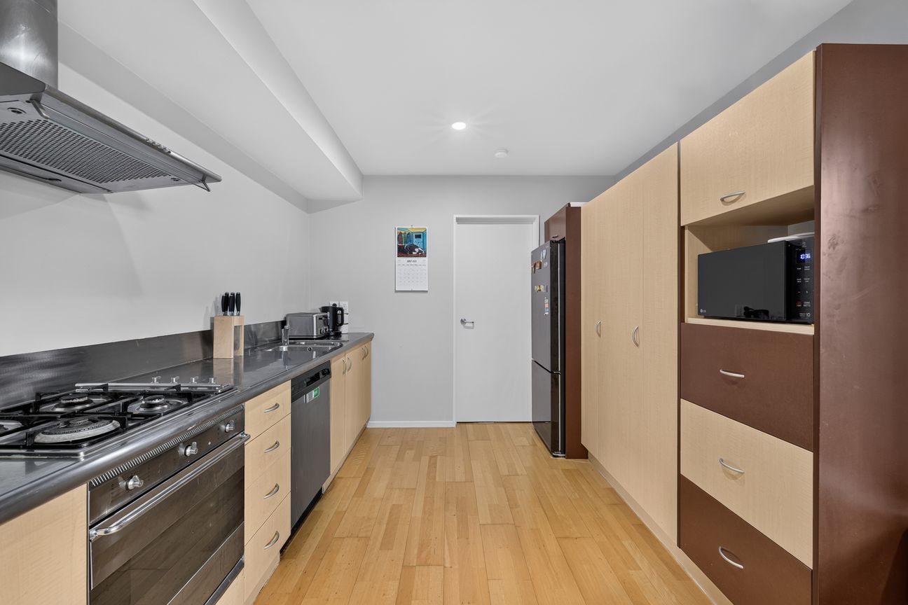 Lock up and leave, int.double garage, investment - Vista 4