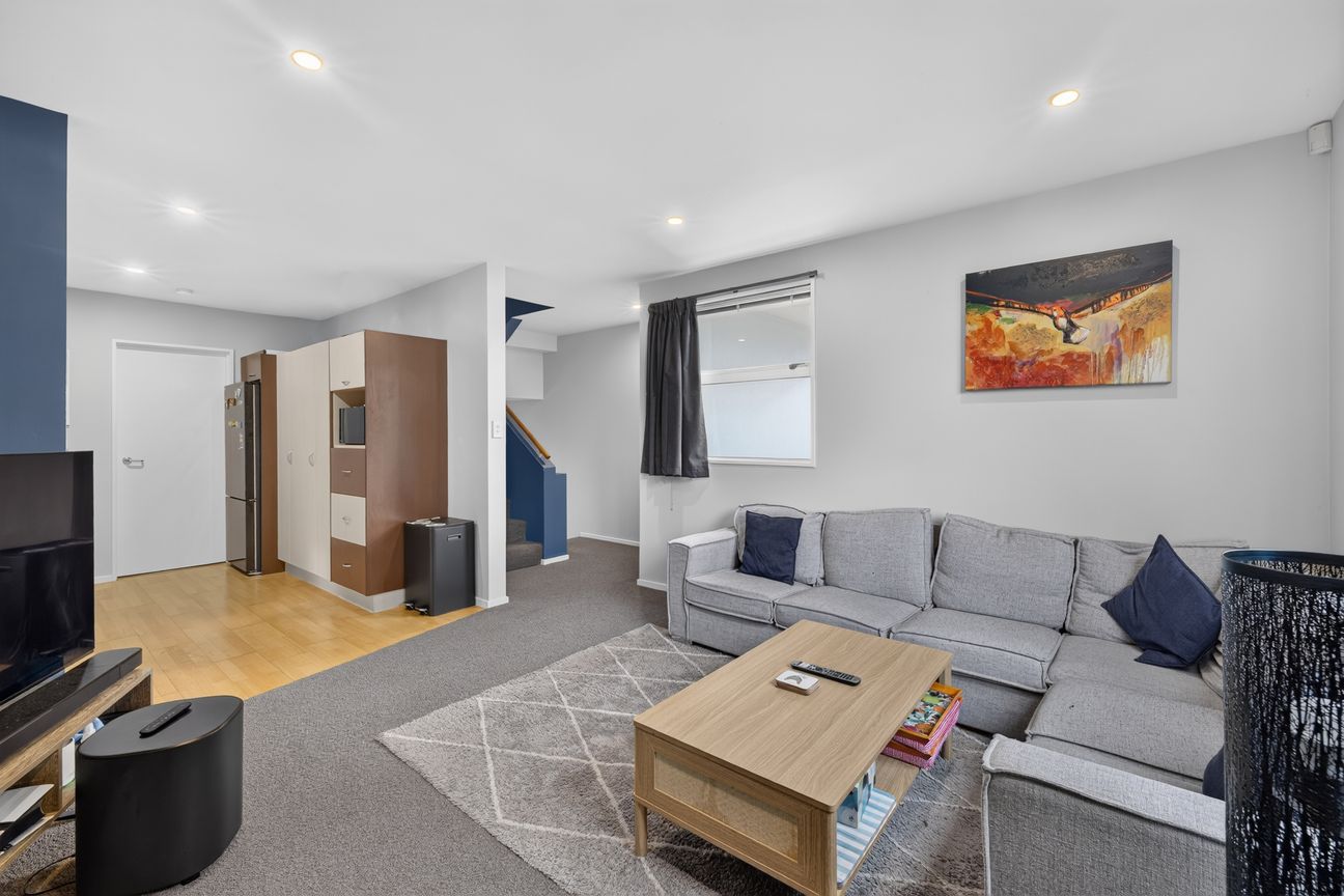 Lock up and leave, int.double garage, investment - Vista 6
