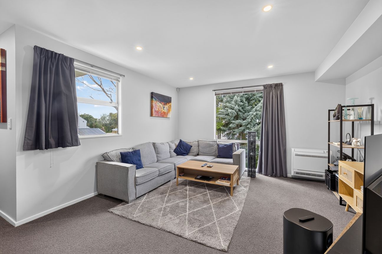 Lock up and leave, int.double garage, investment - Vista 5