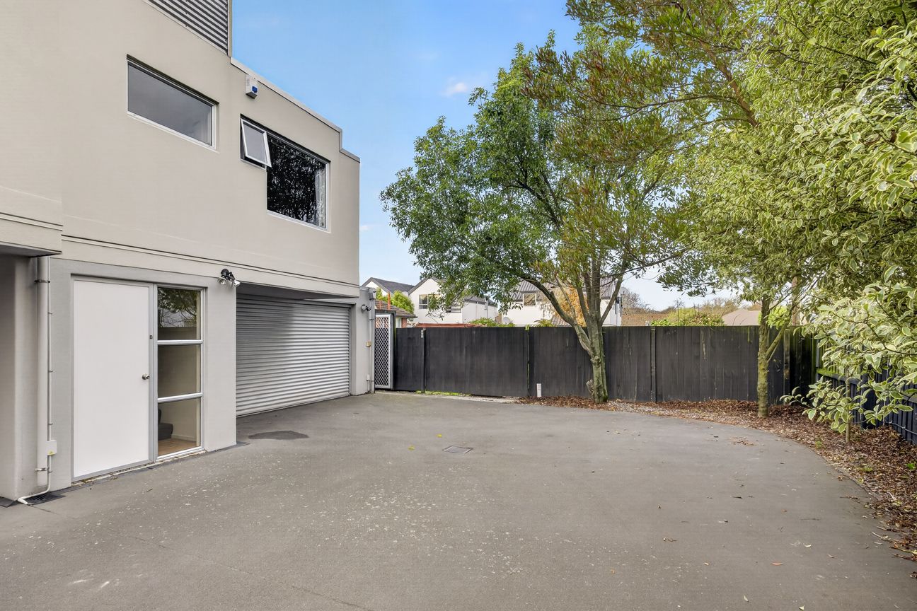 Lock up and leave, int.double garage, investment - Vista 2