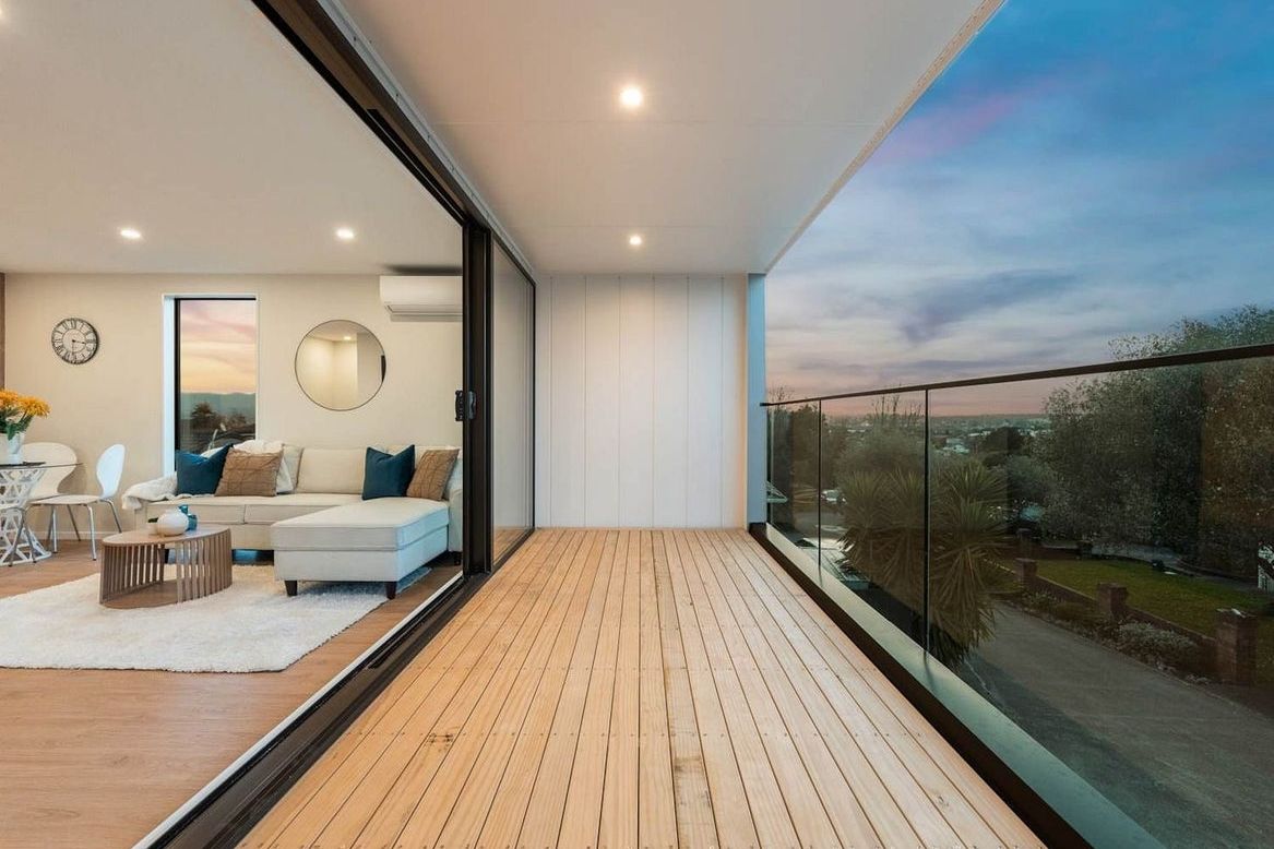 Sun-Drenched Executive Living with Panoramic Views - Bild 3