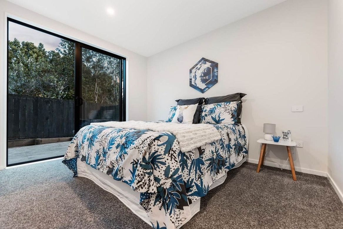 Sun-Drenched Executive Living with Panoramic Views - Fler