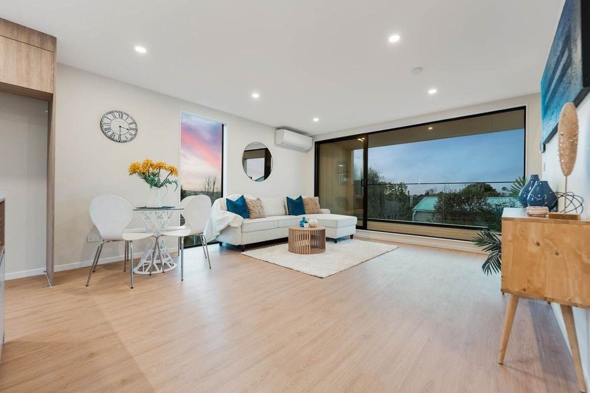 Sun-Drenched Executive Living with Panoramic Views - Bild 2