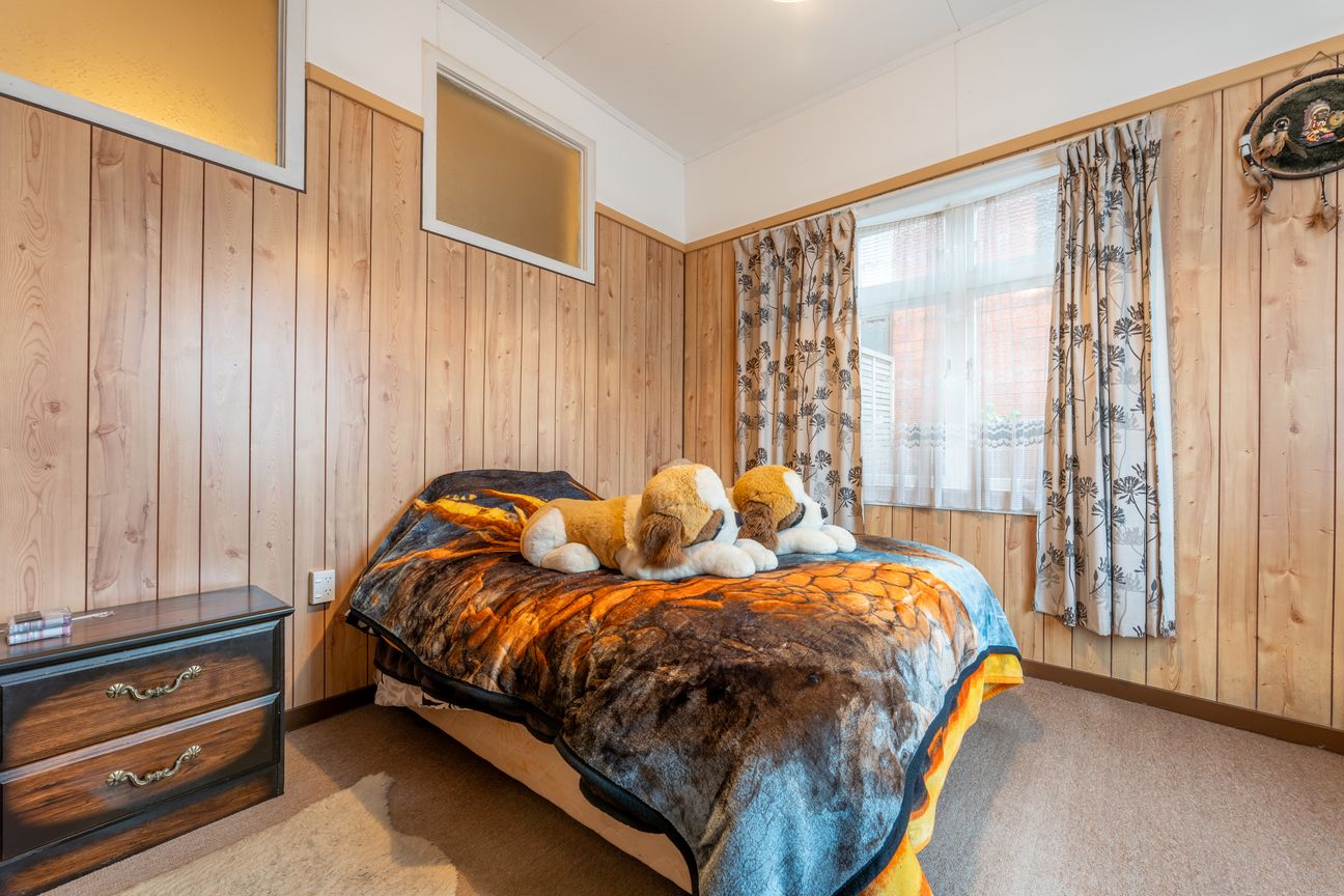 Priced to Sell - The Perfect First Home or Easy-Care Retirement Retreat! - Więcej