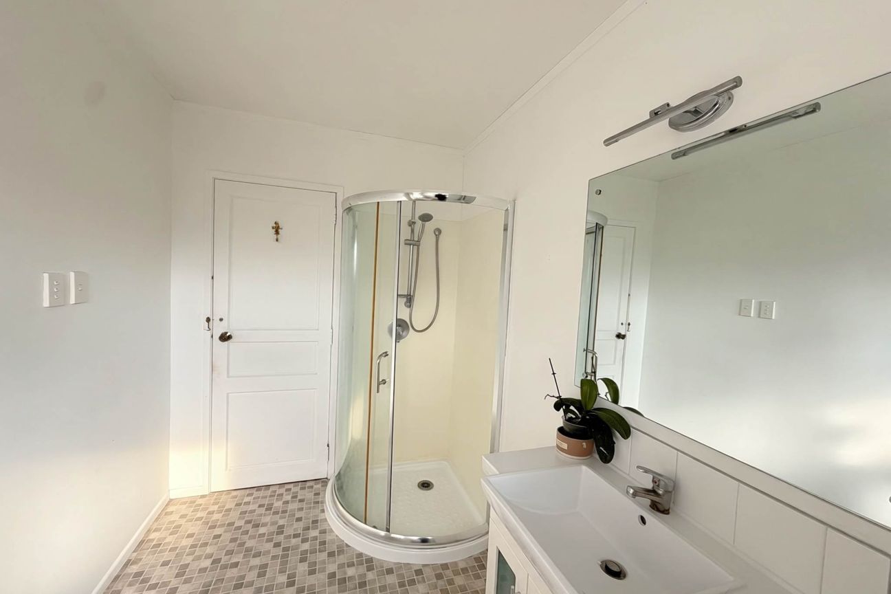 Charming & Spacious 3-Bedroom Home with Huge Yard! - Widok 3
