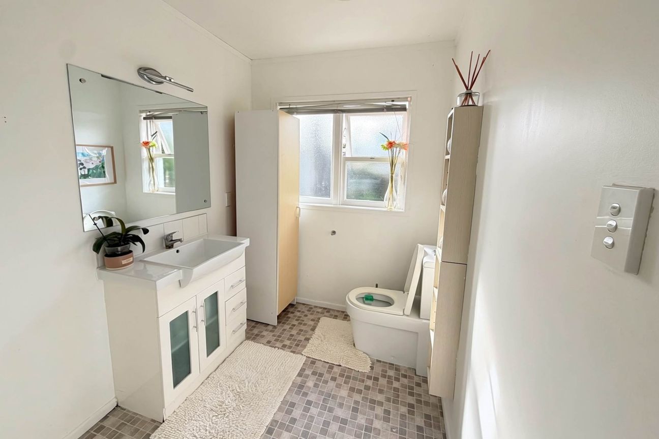 Charming & Spacious 3-Bedroom Home with Huge Yard! - Widok 4