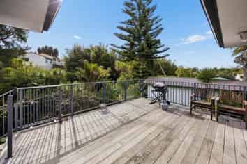 1/4 James Scott Place, Te Atatu South