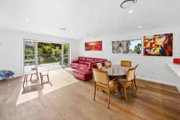1/4 James Scott Place, Te Atatu South