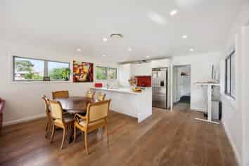 1/4 James Scott Place, Te Atatu South