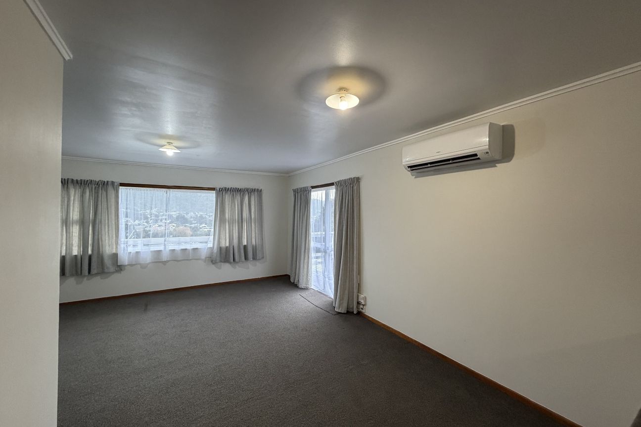 Handy to Town! Tidy 2-Bedroom Flat in Morningside - Widok 5