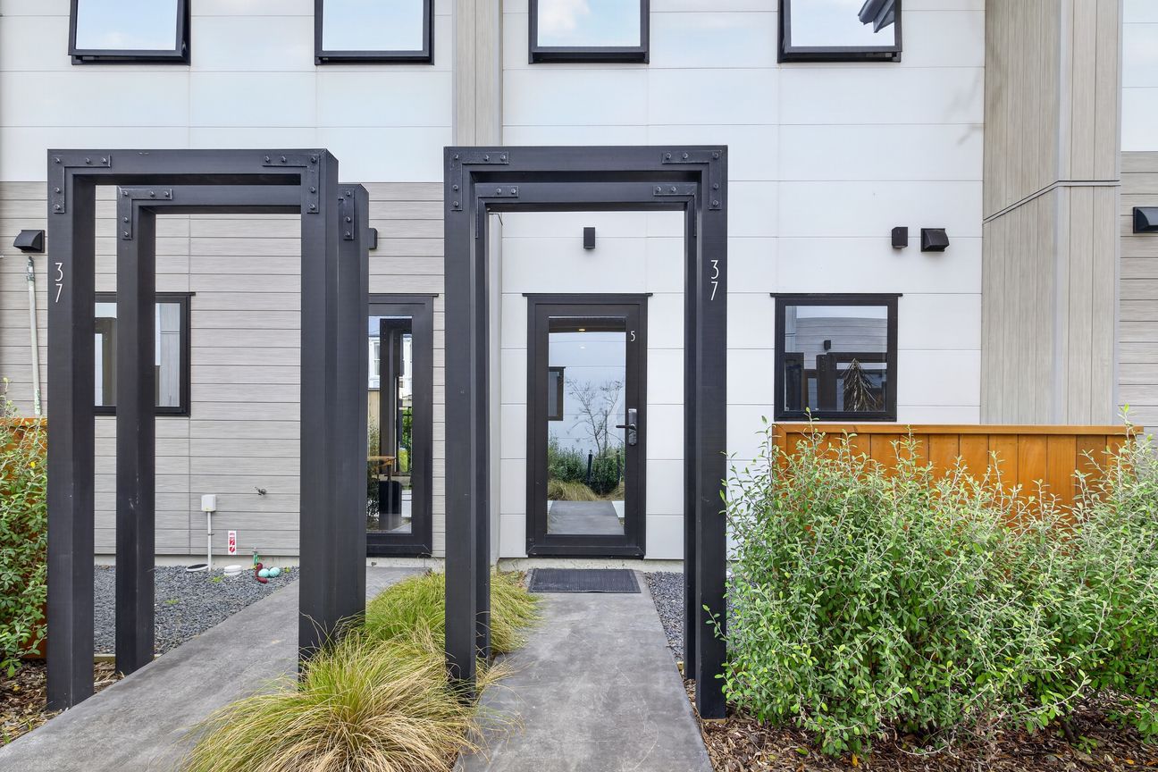 Modern 2020 Beachside Investment $480 per week - Vista 2