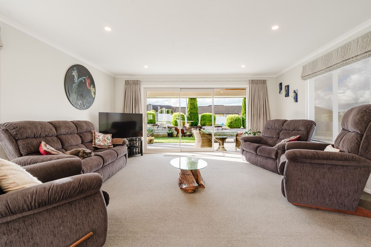 Modern Family Living in Prestigious Oak Ridge - Aanzicht 5